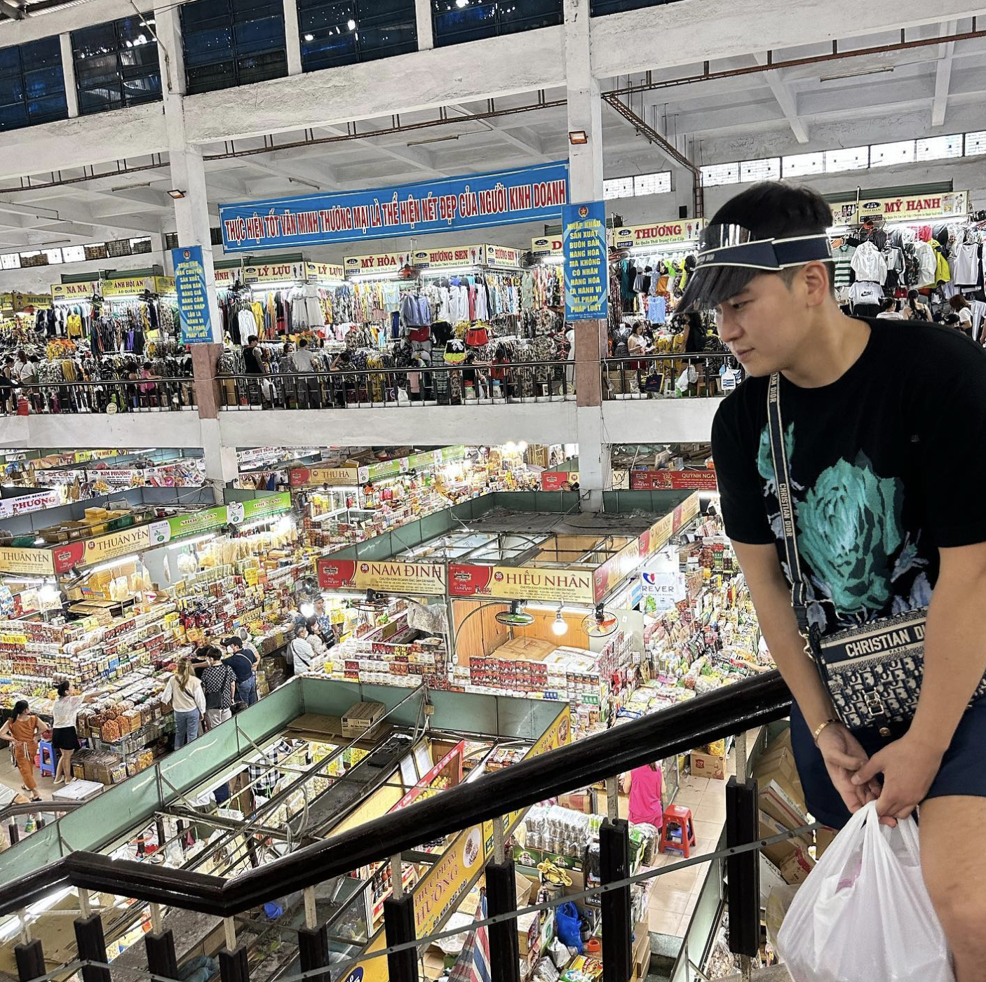 Những khu chợ nổi tiếng Việt Nam tấp nập du khách nước ngoài ghé thăm - Ảnh 12.