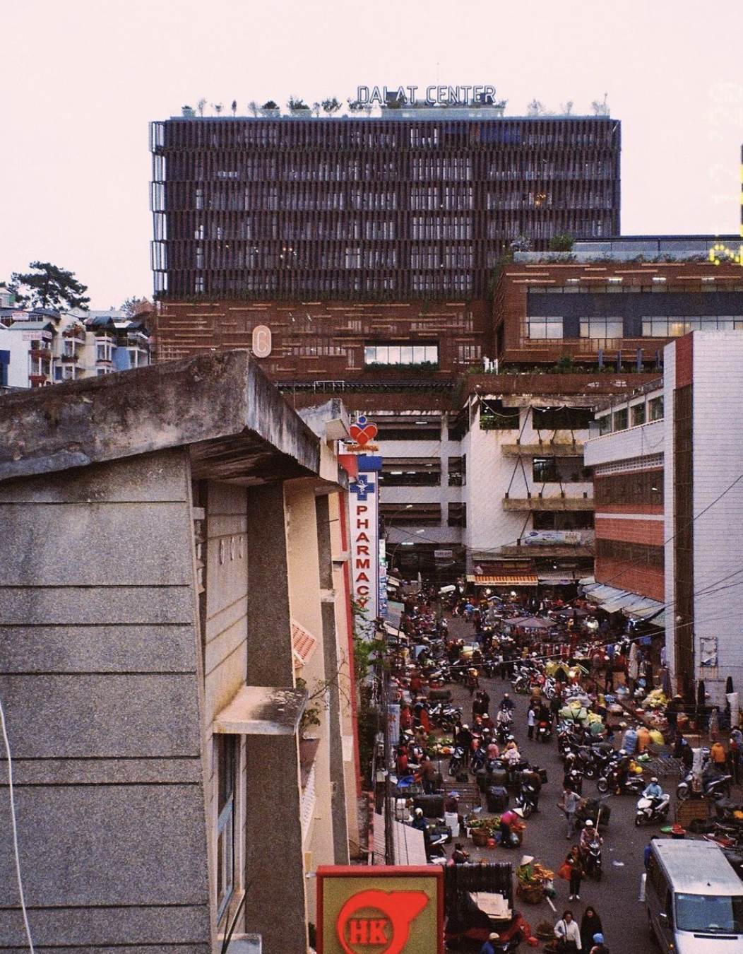 Những khu chợ nổi tiếng Việt Nam tấp nập du khách nước ngoài ghé thăm - Ảnh 22.