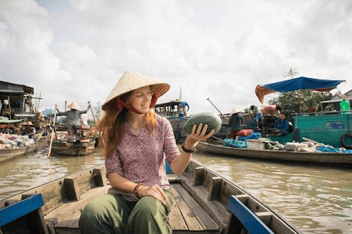 Những khu chợ nổi tiếng Việt Nam tấp nập du khách nước ngoài ghé thăm - Ảnh 5.