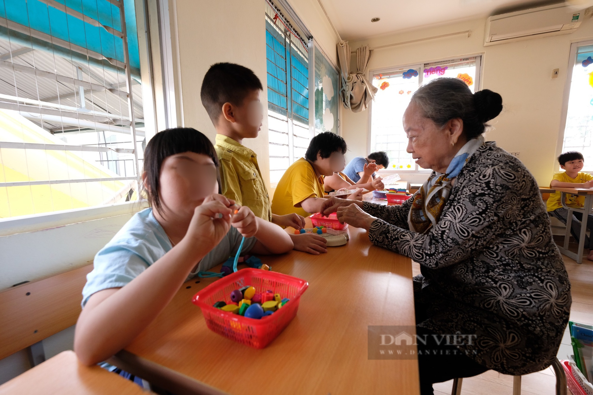 Lớp học đặc biệt cho những đứa trẻ &quot;khuyết&quot; về trí tuệ của bà lão 80 tuổi giữa lòng Hà Nội - Ảnh 7.