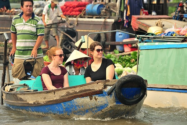 Những khu chợ nổi tiếng Việt Nam tấp nập du khách nước ngoài ghé thăm - Ảnh 6.