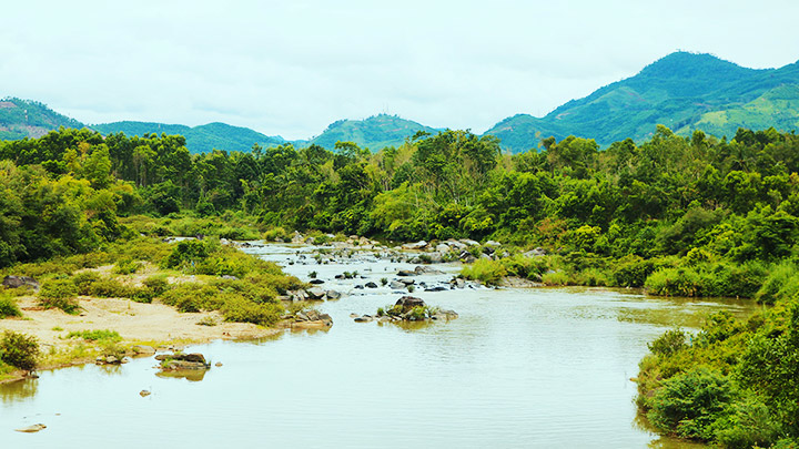 Đây là con sông chảy ngược lên rừng ở huyện Tiên Phước của Quảng Nam - Ảnh 1.