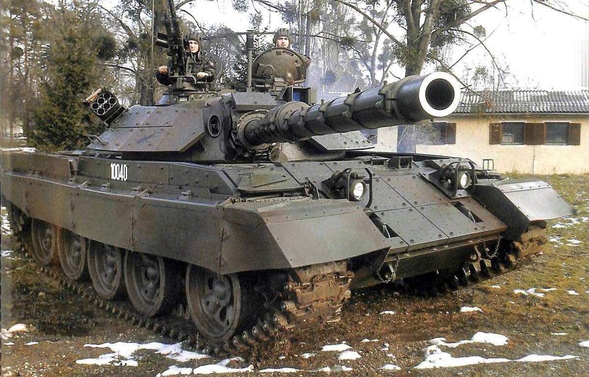 Quân đội Ukraine nhận hàng loạt tăng, thiết giáp tối tân trong thời gian ngắn - Ảnh 2.