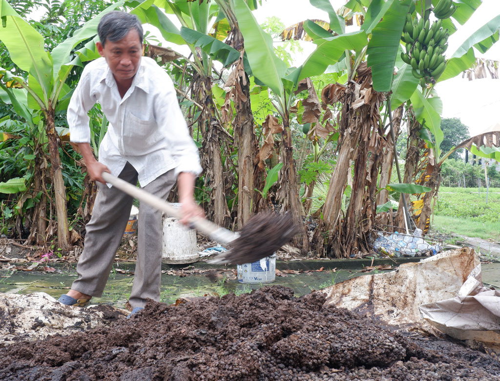 Rủ nhau tự làm phân bón, những nông dân này ở Long An nói điều gì mà ai cũng bất ngờ? - Ảnh 2.