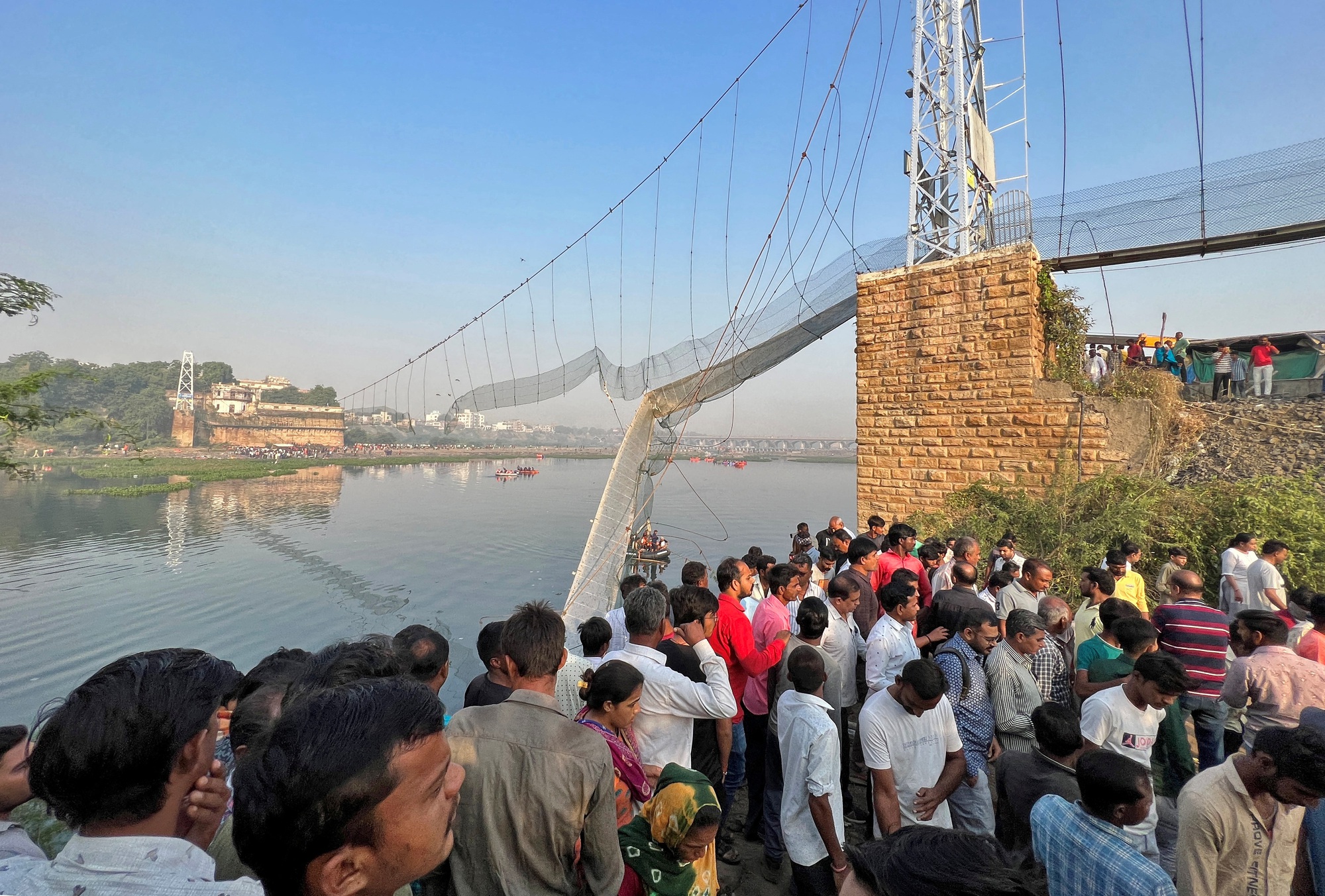 Số người chết do sập cầu ở Ấn Độ tăng vọt lên 132; Nhân chứng nói có người cố tình rung lắc cầu - Ảnh 1.