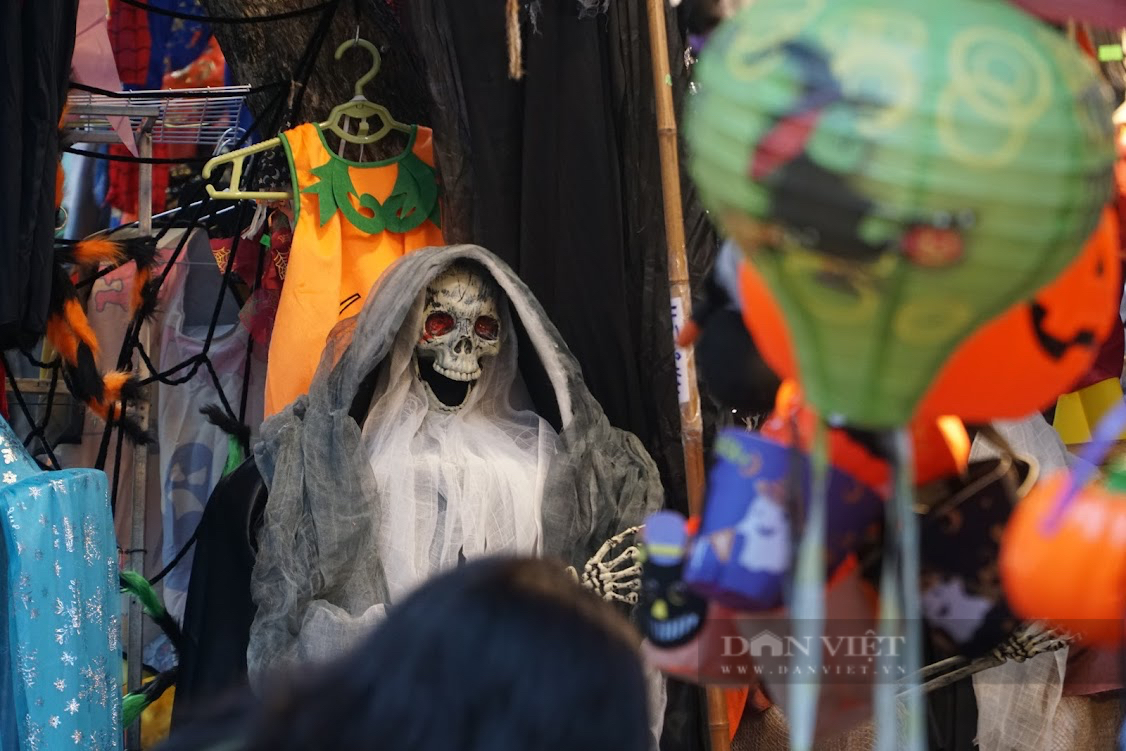 Phố cổ Hà Nội nhộn nhịp, đầy màu sắc ma mị trước đêm Halloween  - Ảnh 7.