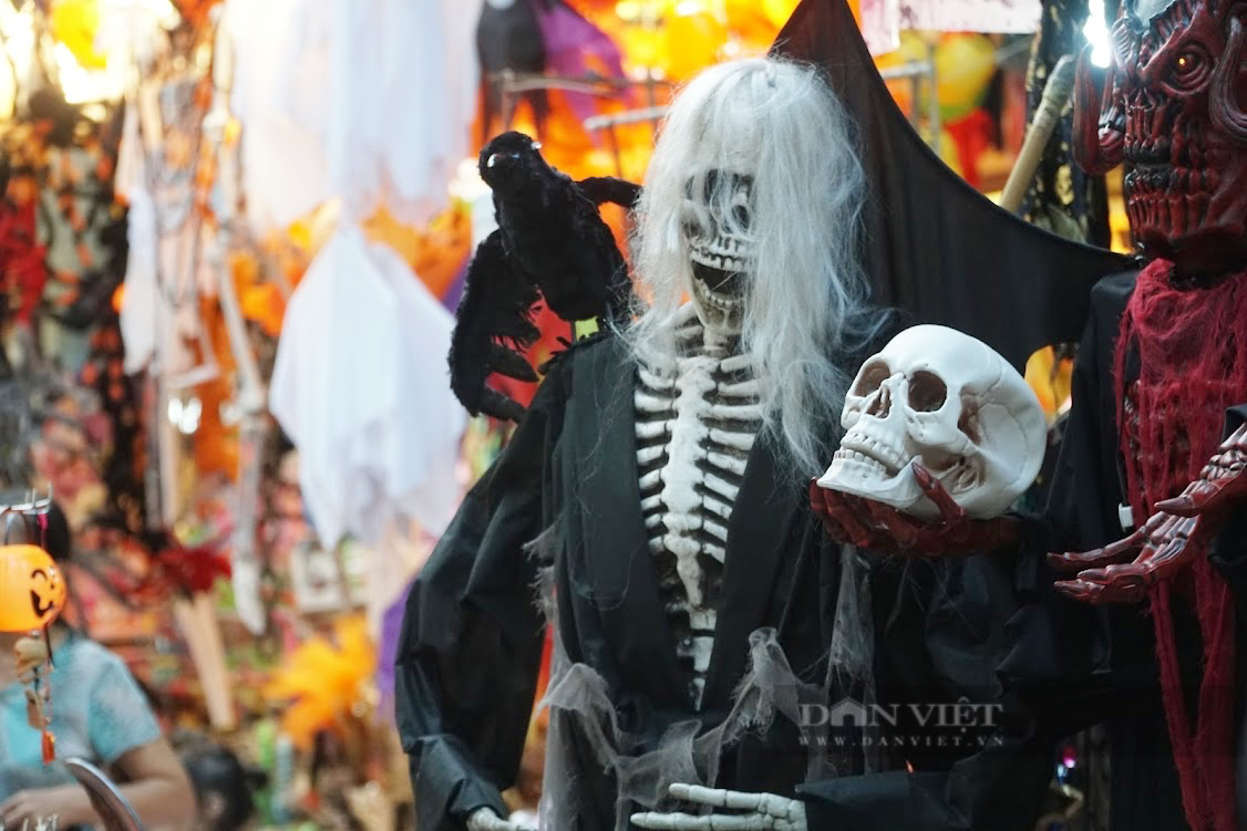 Phố cổ Hà Nội nhộn nhịp, đầy màu sắc ma mị trước đêm Halloween  - Ảnh 6.