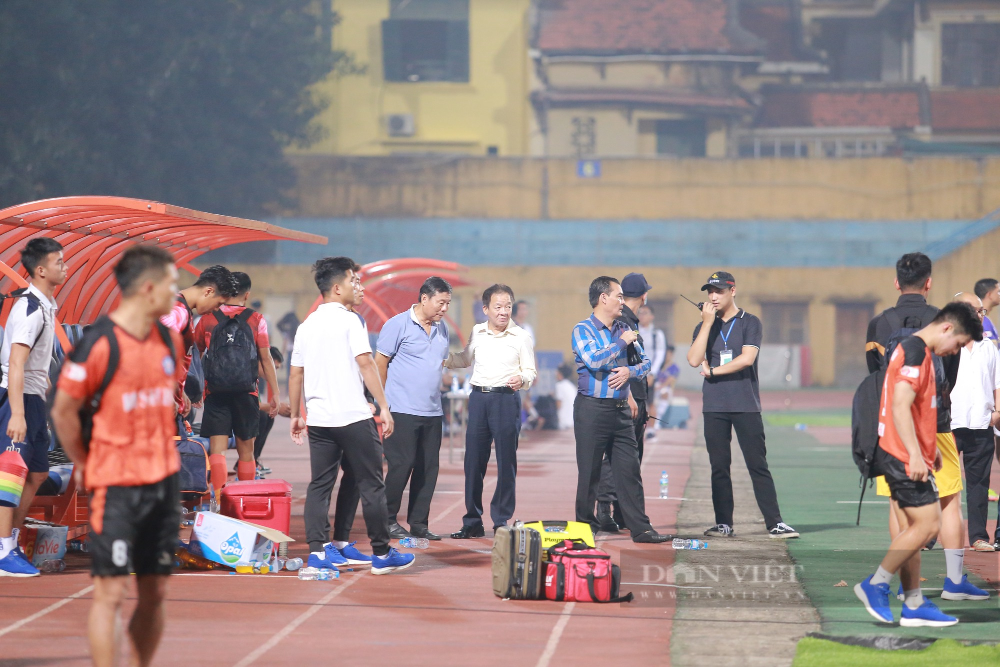Bầu Hiển xuống sân động viên CLB SHB Đà Nẵng sau trận thuaHà - Ảnh 3.