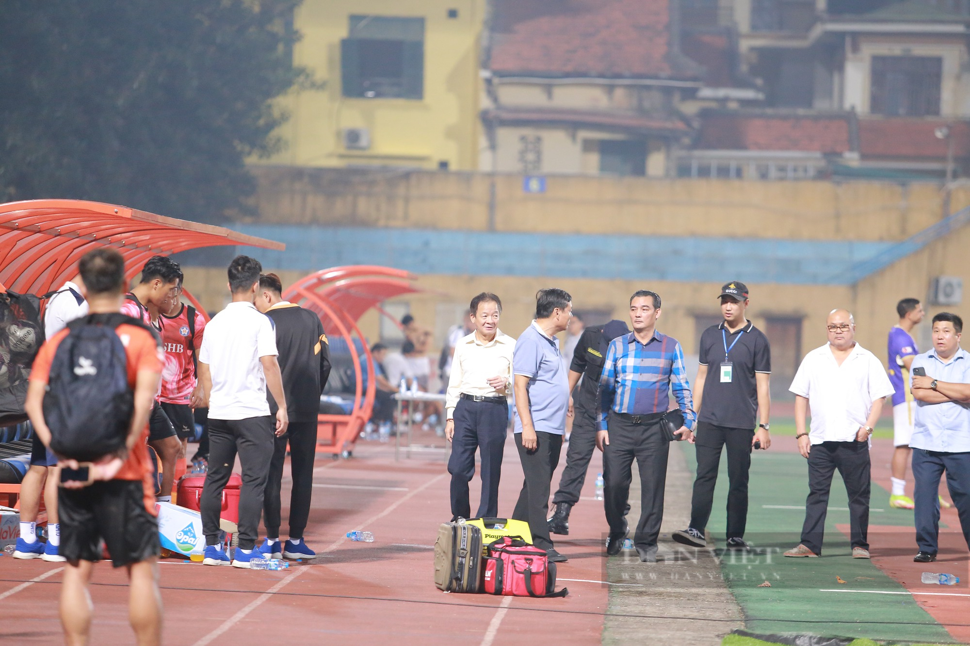 Bầu Hiển xuống sân động viên CLB SHB Đà Nẵng sau trận thuaHà - Ảnh 1.