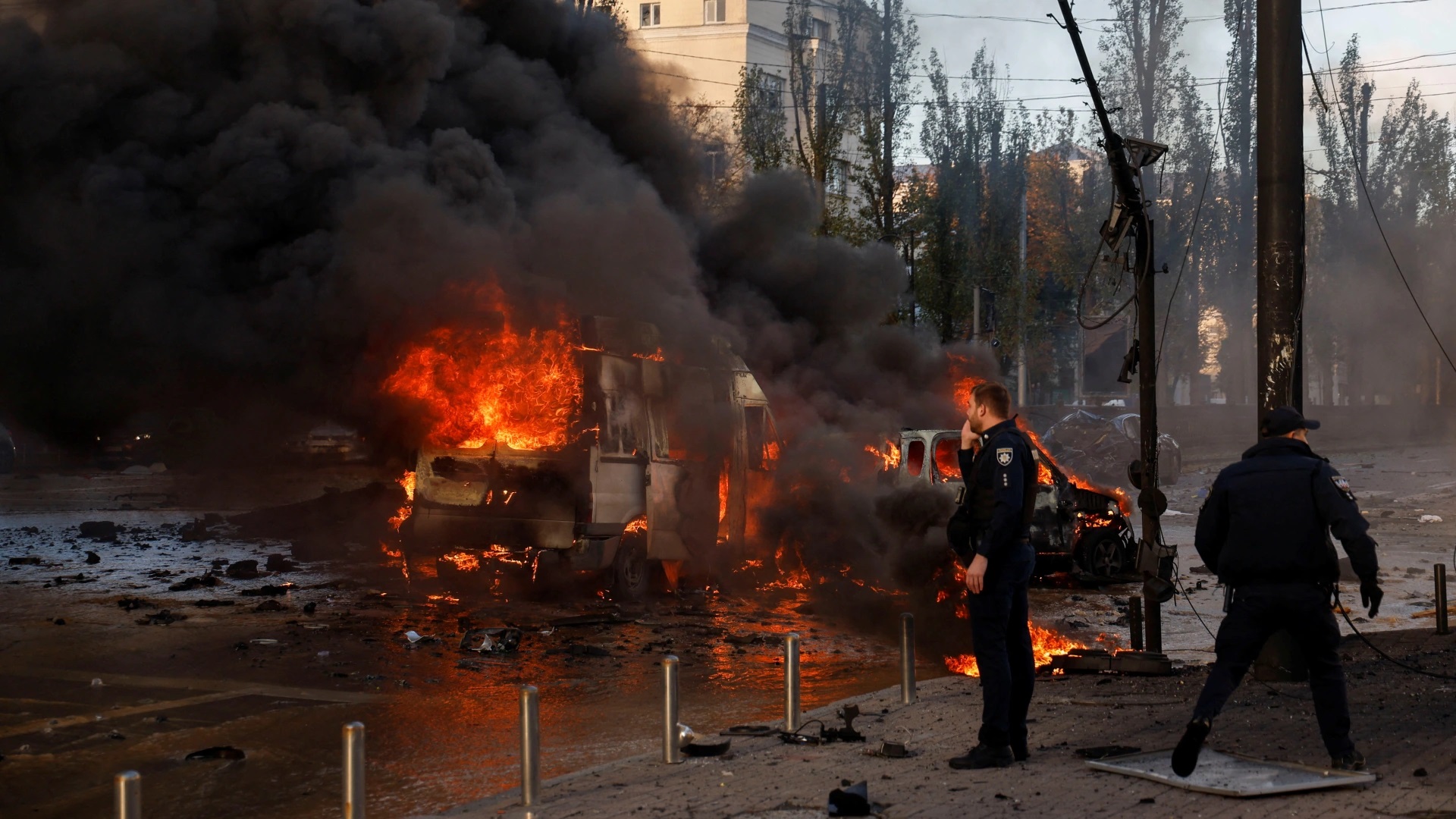 Hơn 10 vụ nổ dữ dội rung chuyển Kiev, Nga đánh sập cầu ngăn bước tiến của Ukraine - Ảnh 1.