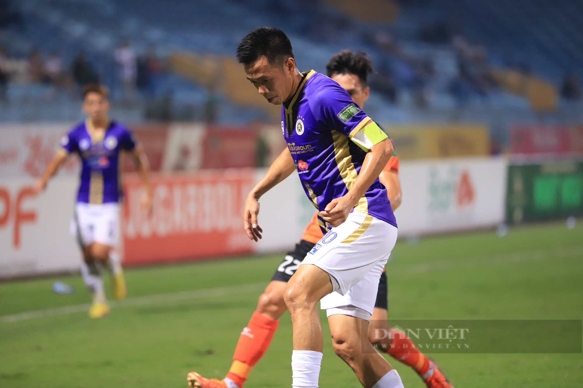 Đoàn Văn Hậu dẫn Doãn Hải My xuống sân ăn mừng chiến thắng cùng Hà Nội FC - Ảnh 2.