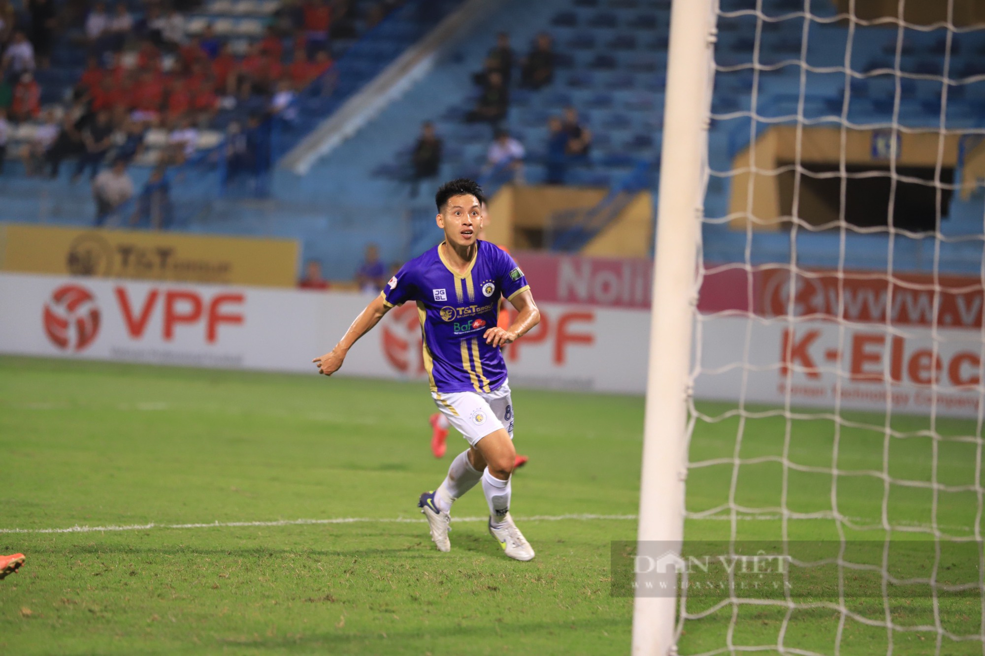 Đoàn Văn Hậu dẫn Doãn Hải My xuống sân ăn mừng chiến thắng cùng Hà Nội FC - Ảnh 3.