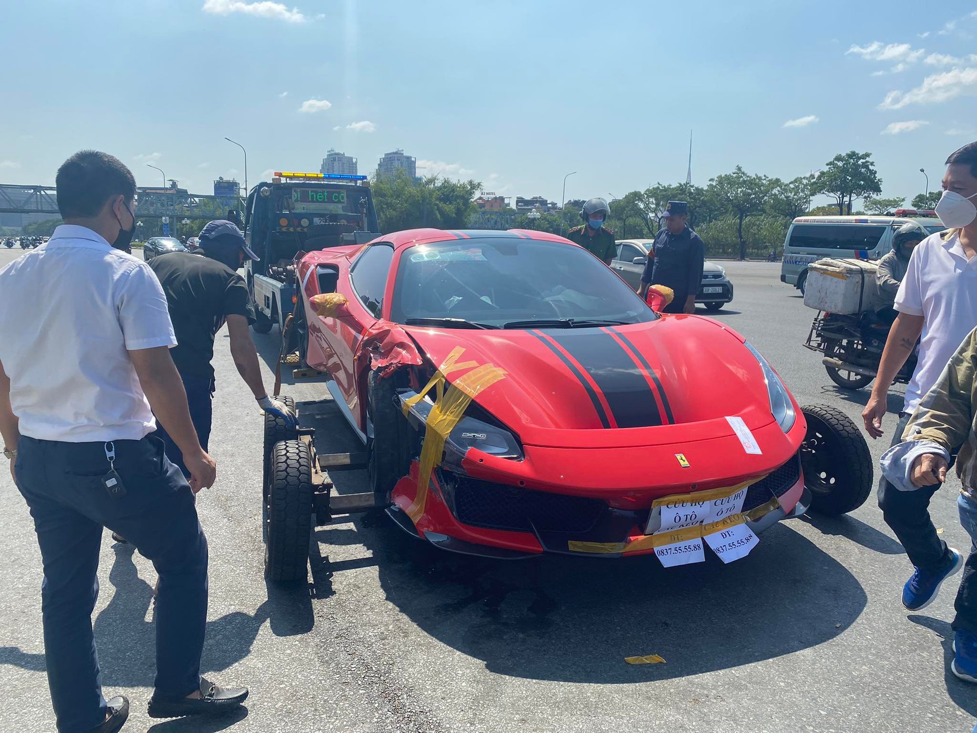 Vụ siêu xe Ferrari 488 va chạm giao thông: Cảnh sát lấy mẫu vân tay trên vô lăng - Ảnh 1.