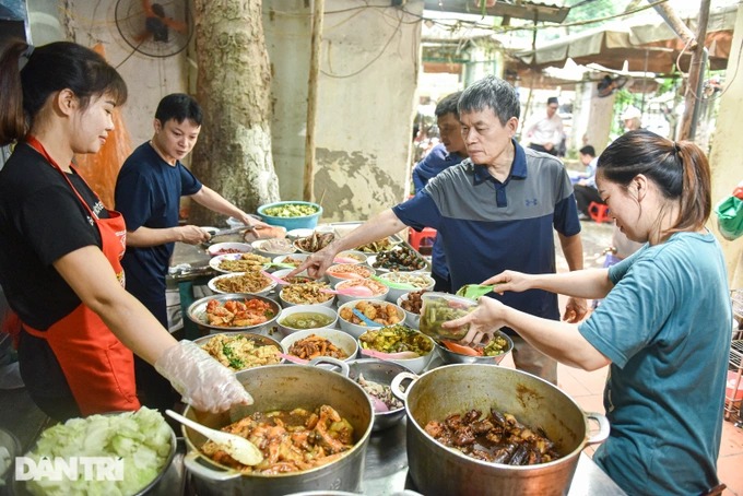 Quán cơm &quot;bụi&quot; thực đơn gần 50 món, hơn 25 năm gắn bó với người Hà Nội - Ảnh 1.