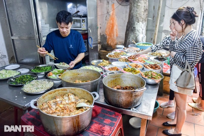 Quán cơm &quot;bụi&quot; thực đơn gần 50 món, hơn 25 năm gắn bó với người Hà Nội - Ảnh 4.