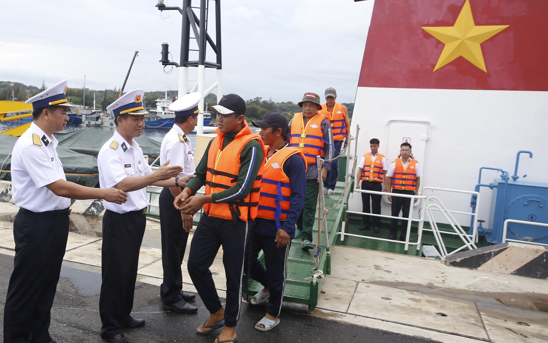 Cứu 4 ngư dân Bình Định bị mắc cạn giữa Biển Đông