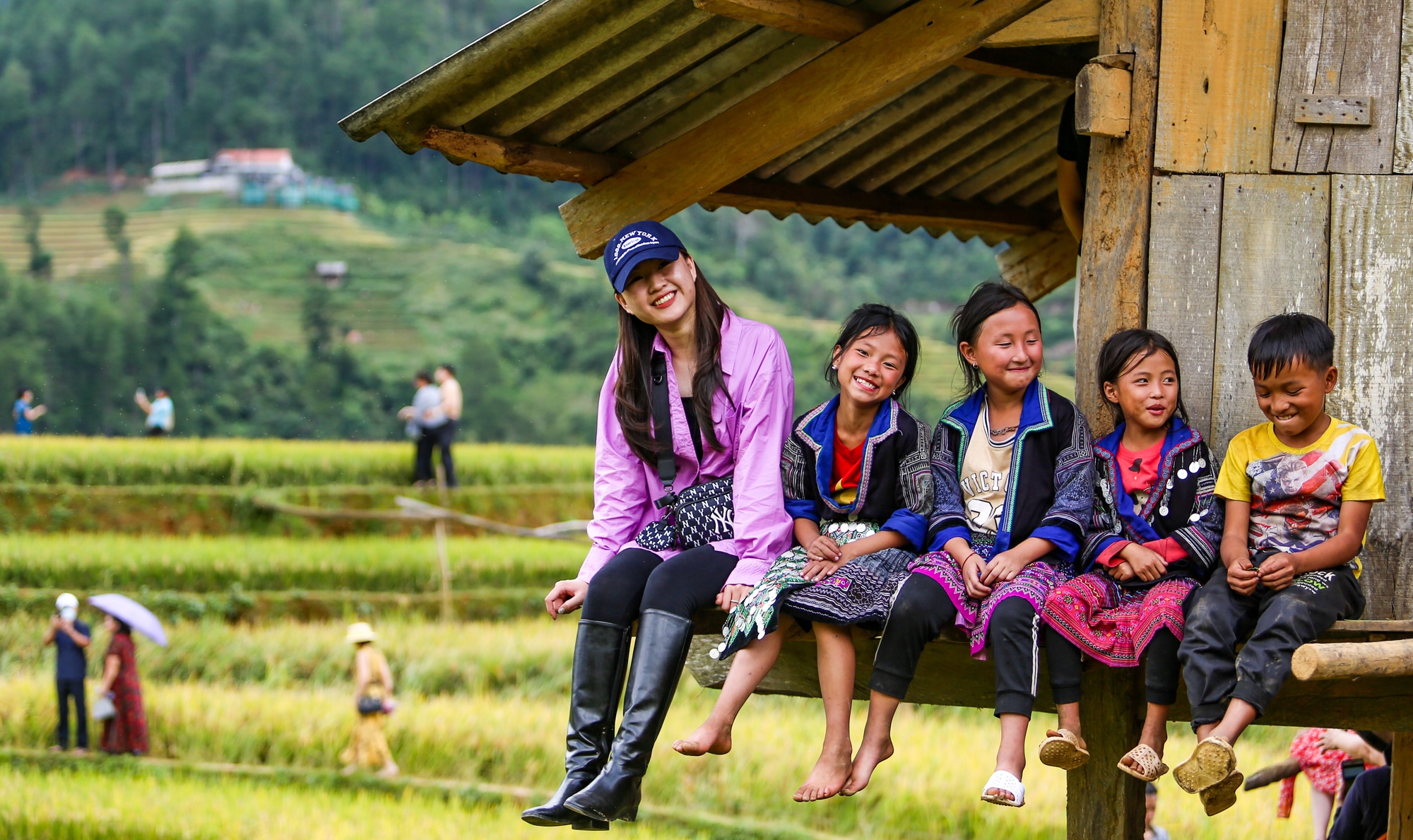 Khách tây, khách ta chen nhau chụp ảnh mùa vàng tại Mù Cang Chải - Ảnh 12.