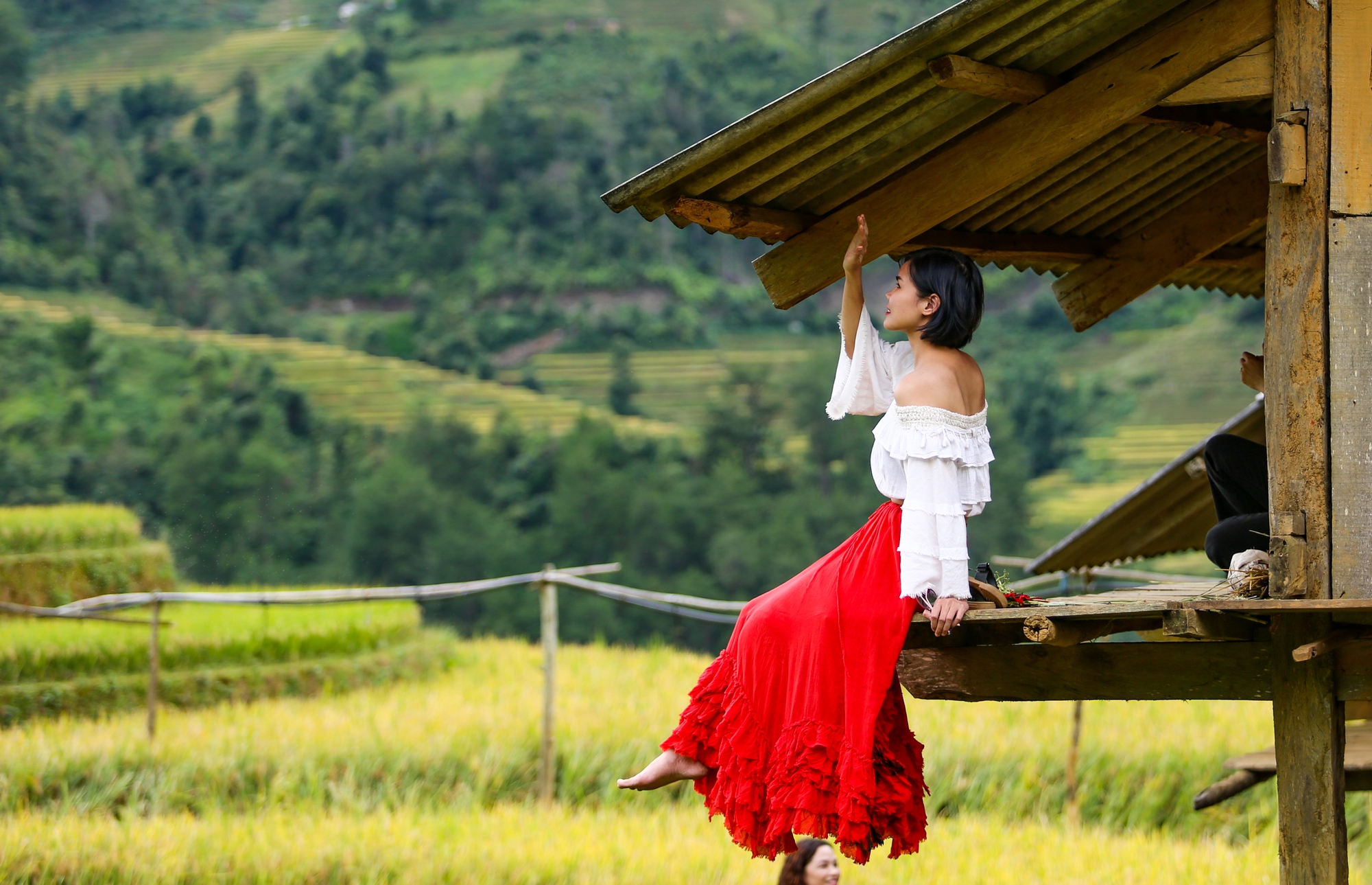 Khách tây, khách ta chen nhau chụp ảnh mùa vàng tại Mù Cang Chải - Ảnh 15.