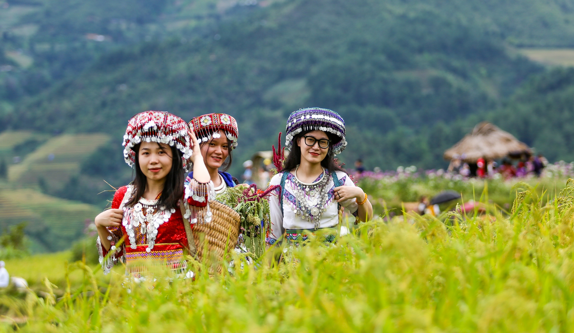 Khách tây, khách ta chen nhau chụp ảnh mùa vàng tại Mù Cang Chải - Ảnh 14.