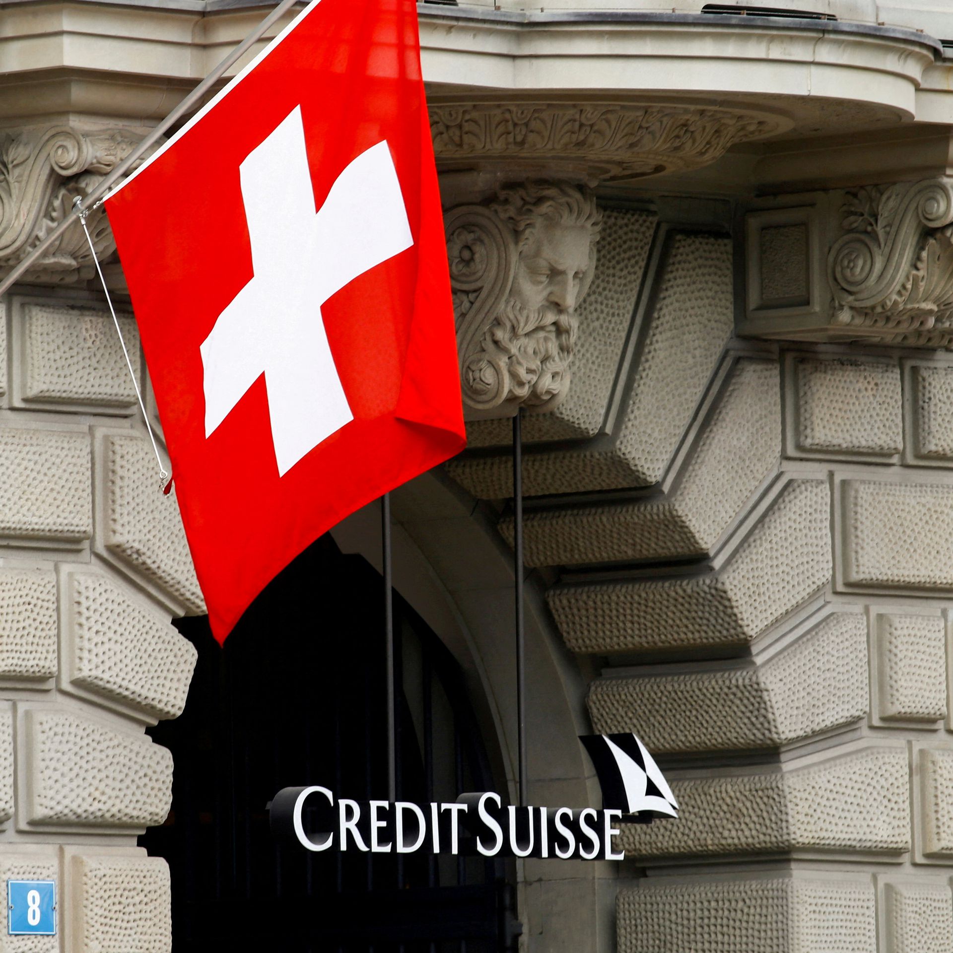 Cho tới hôm 2/10, Credit Suisse Group AG (CSGN.S) chứng kiến cổ phiếu của mình trượt tới 11,5% và trái phiếu của ngân hàng này đạt mức thấp kỷ lục. Tình huống này đã khiến cơ quan quản lý Thụy Sĩ FINMA và Ngân hàng Anh ở London, theo dõi những gì đang xảy ra và hợp tác chặt chẽ với nhau, một nguồn thạo tin cho biết.