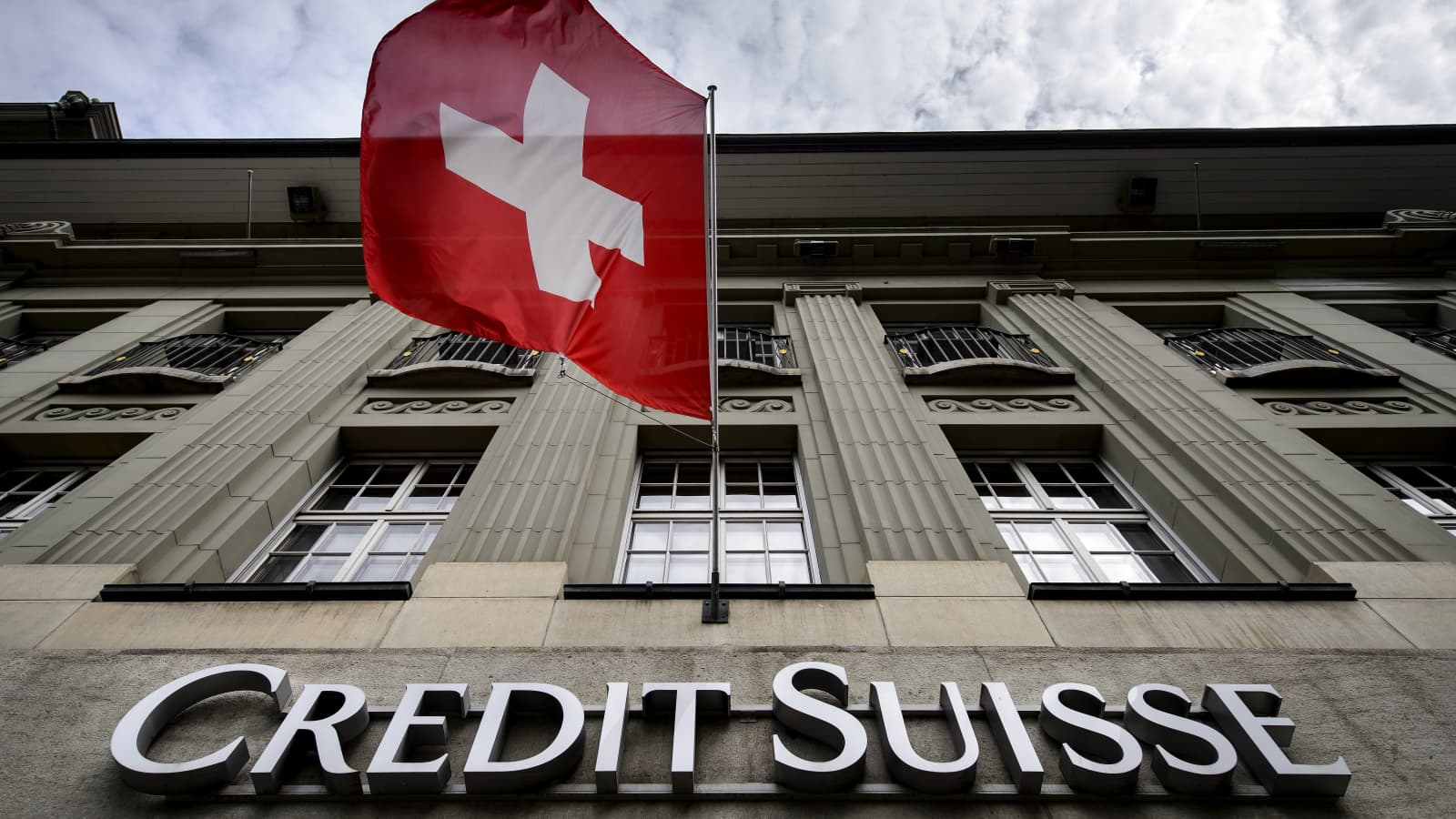 Credit Suisse Group AG rơi vào tình trạng hỗn loạn thị trường mới sau khi Giám đốc điều hành Ulrich Koerner cố gắng trấn an nhân viên và nhà đầu tư bị phản tác dụng, làm tăng thêm sự không chắc chắn xung quanh ngân hàng. Ảnh: @AFP.