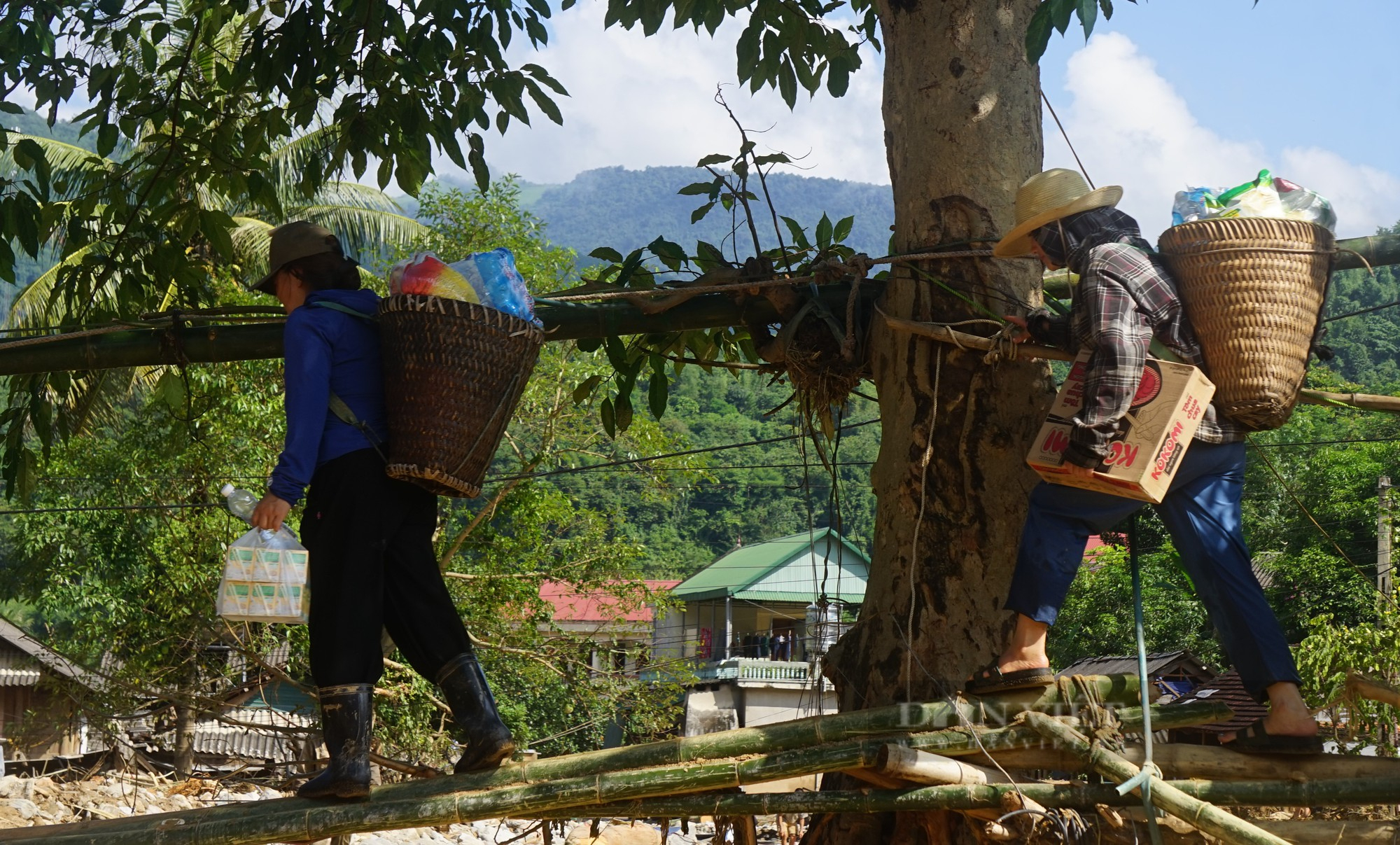 Lội bùn, mang nhu yếu phẩm chi viện cho dân vùng tâm lũ huyện Kỳ Sơn, Nghệ An - Ảnh 16.