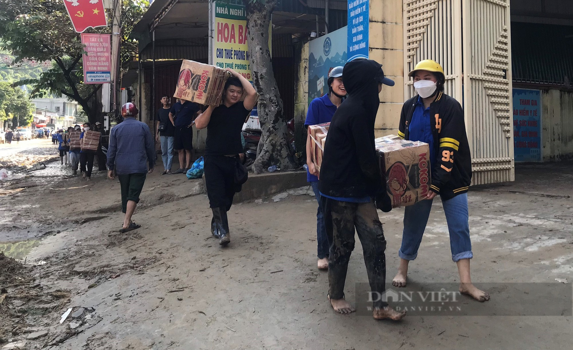 Lội bùn, mang nhu yếu phẩm chi viện cho dân vùng tâm lũ huyện Kỳ Sơn, Nghệ An - Ảnh 6.