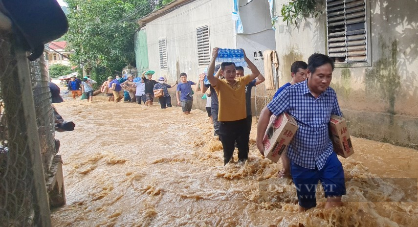 Lội bùn, mang nhu yếu phẩm chi viện cho dân vùng tâm lũ huyện Kỳ Sơn, Nghệ An - Ảnh 17.