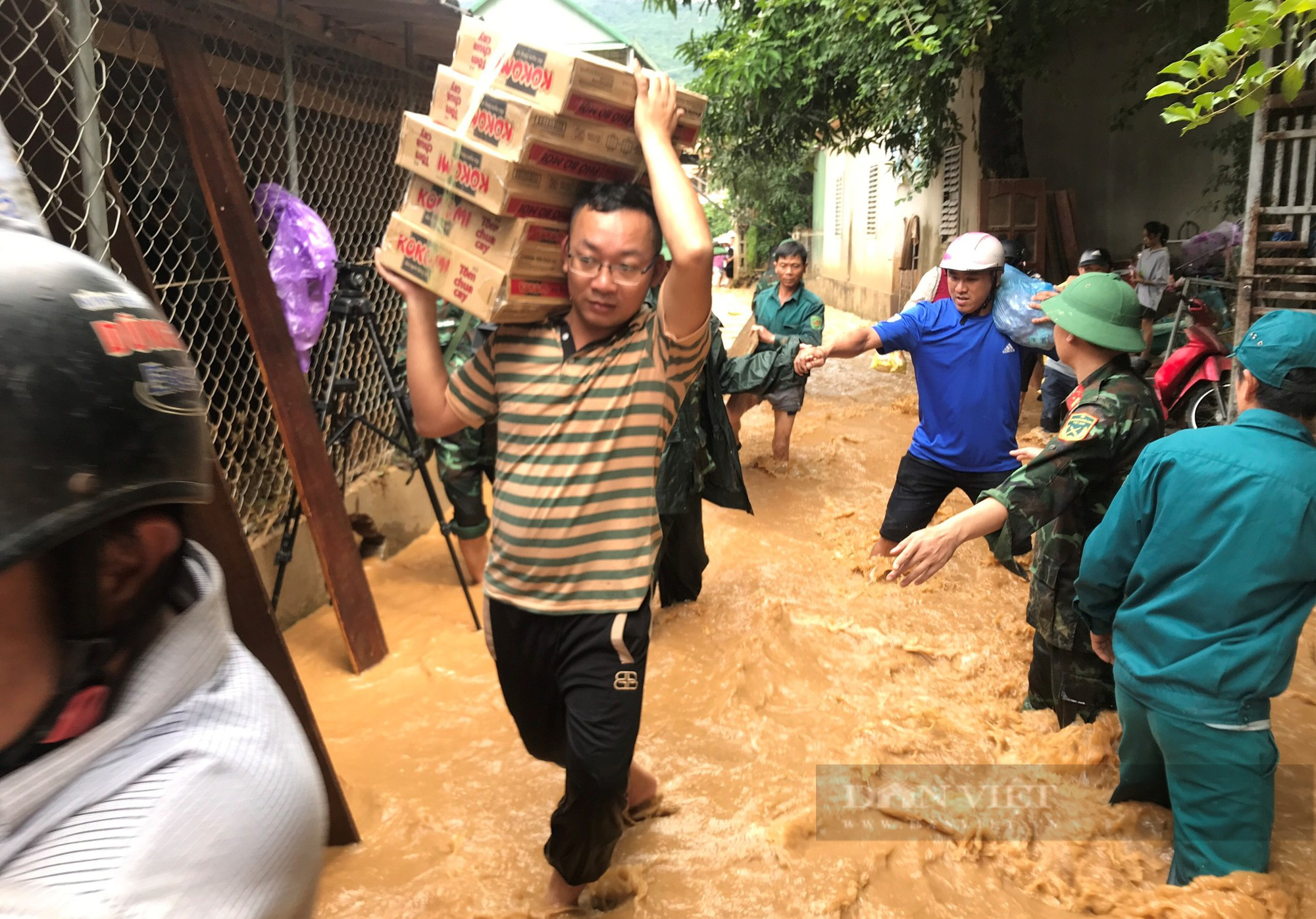 Lội bùn, mang nhu yếu phẩm chi viện cho dân vùng tâm lũ huyện Kỳ Sơn, Nghệ An - Ảnh 2.