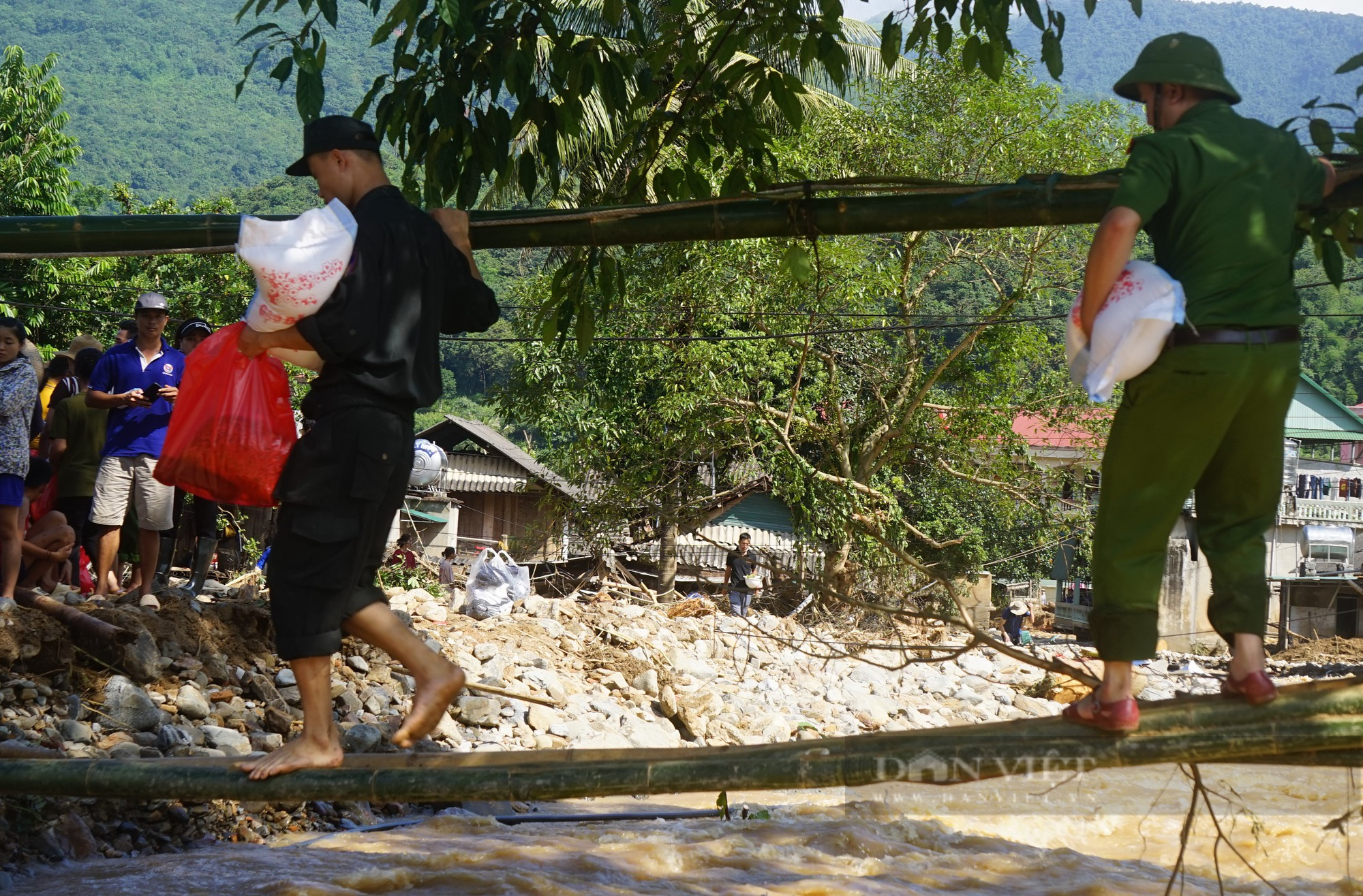 Lội bùn, mang nhu yếu phẩm chi viện cho dân vùng tâm lũ huyện Kỳ Sơn, Nghệ An - Ảnh 3.