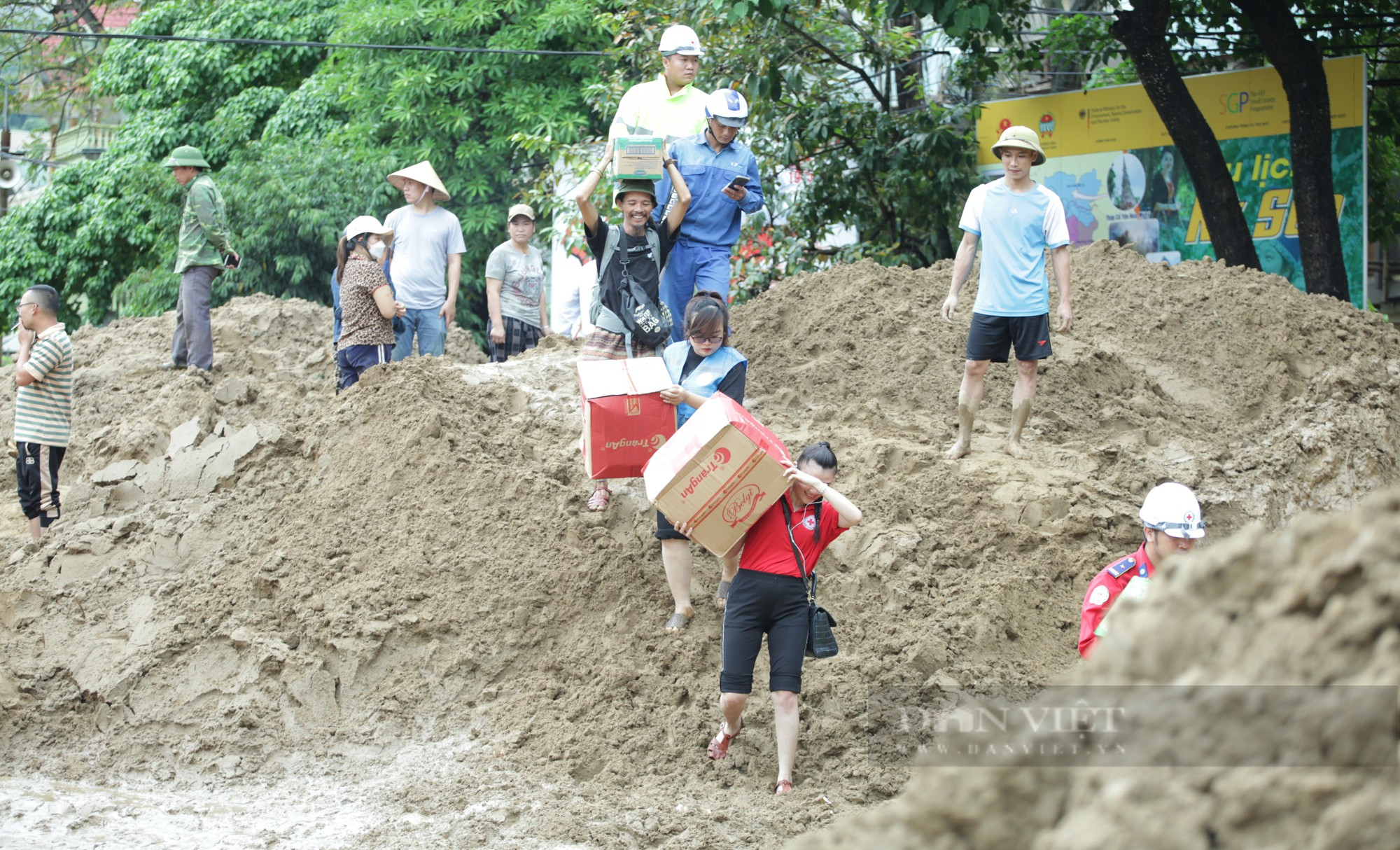 Lội bùn, mang nhu yếu phẩm chi viện cho dân vùng tâm lũ huyện Kỳ Sơn, Nghệ An - Ảnh 12.