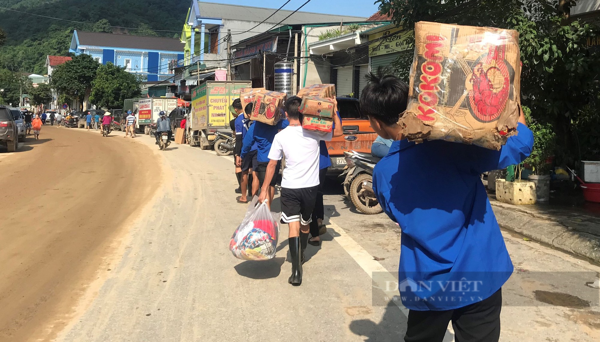 Lội bùn, mang nhu yếu phẩm chi viện cho dân vùng tâm lũ huyện Kỳ Sơn, Nghệ An - Ảnh 7.