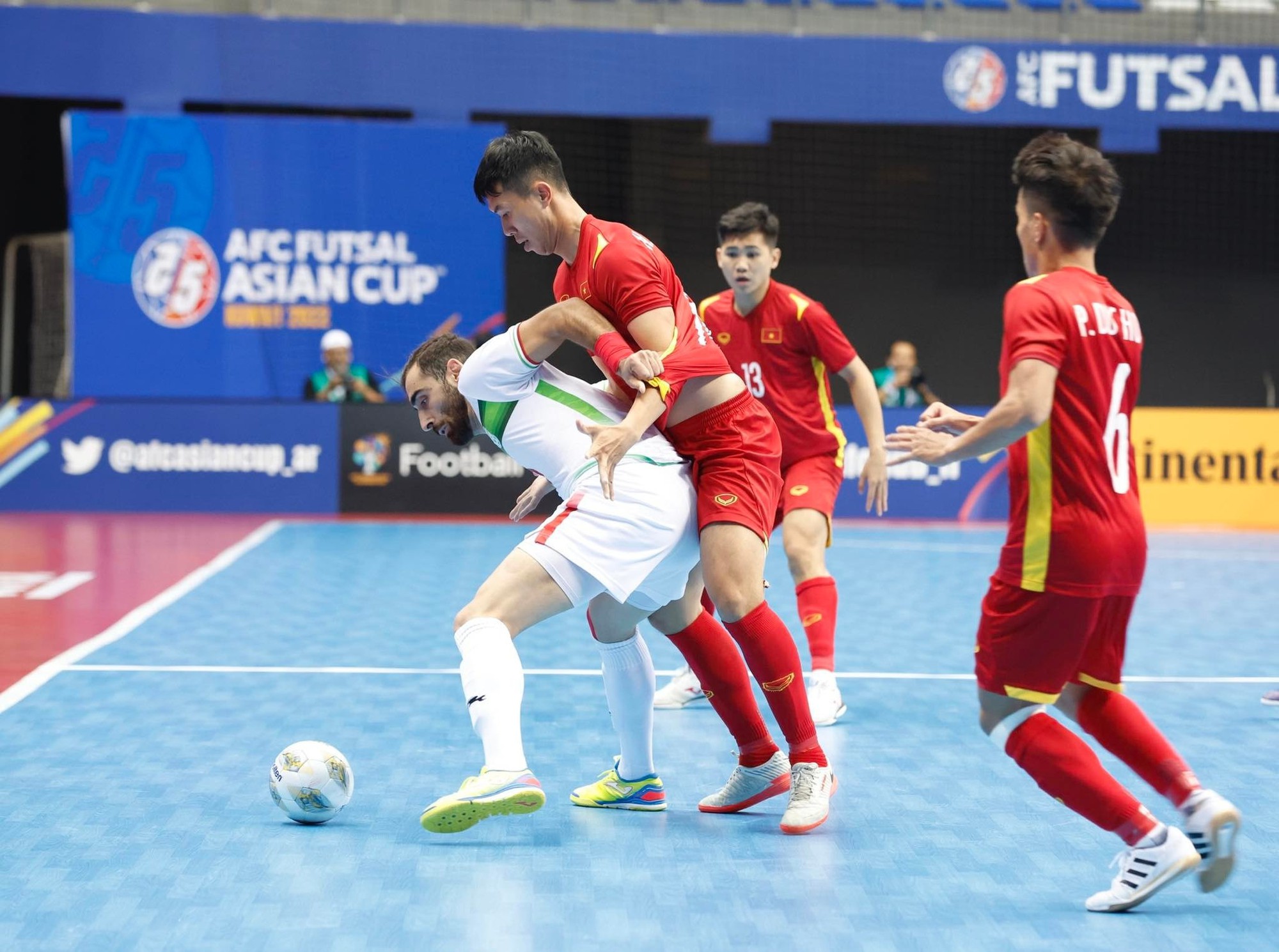 Đức Hòa giúp ĐT futsal Việt Nam có bàn danh dự trước ĐKVĐ Iran - Ảnh 3.