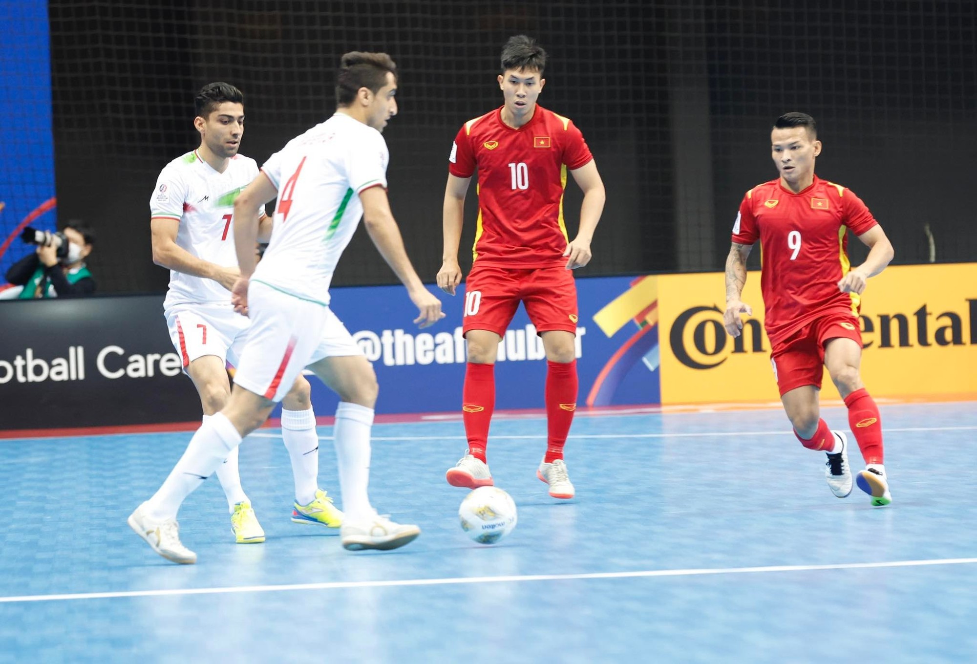 Đức Hòa giúp ĐT futsal Việt Nam có bàn danh dự trước ĐKVĐ Iran - Ảnh 1.