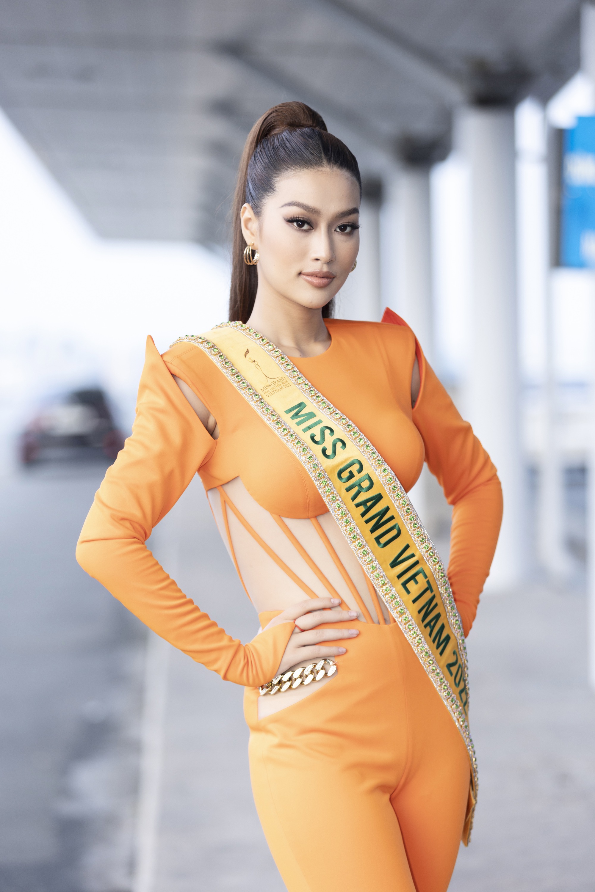 Hoa hậu Đoàn Thiên Ân bật khóc trong vòng tay bố trước thềm thi Miss Grand International 2022 - Ảnh 1.