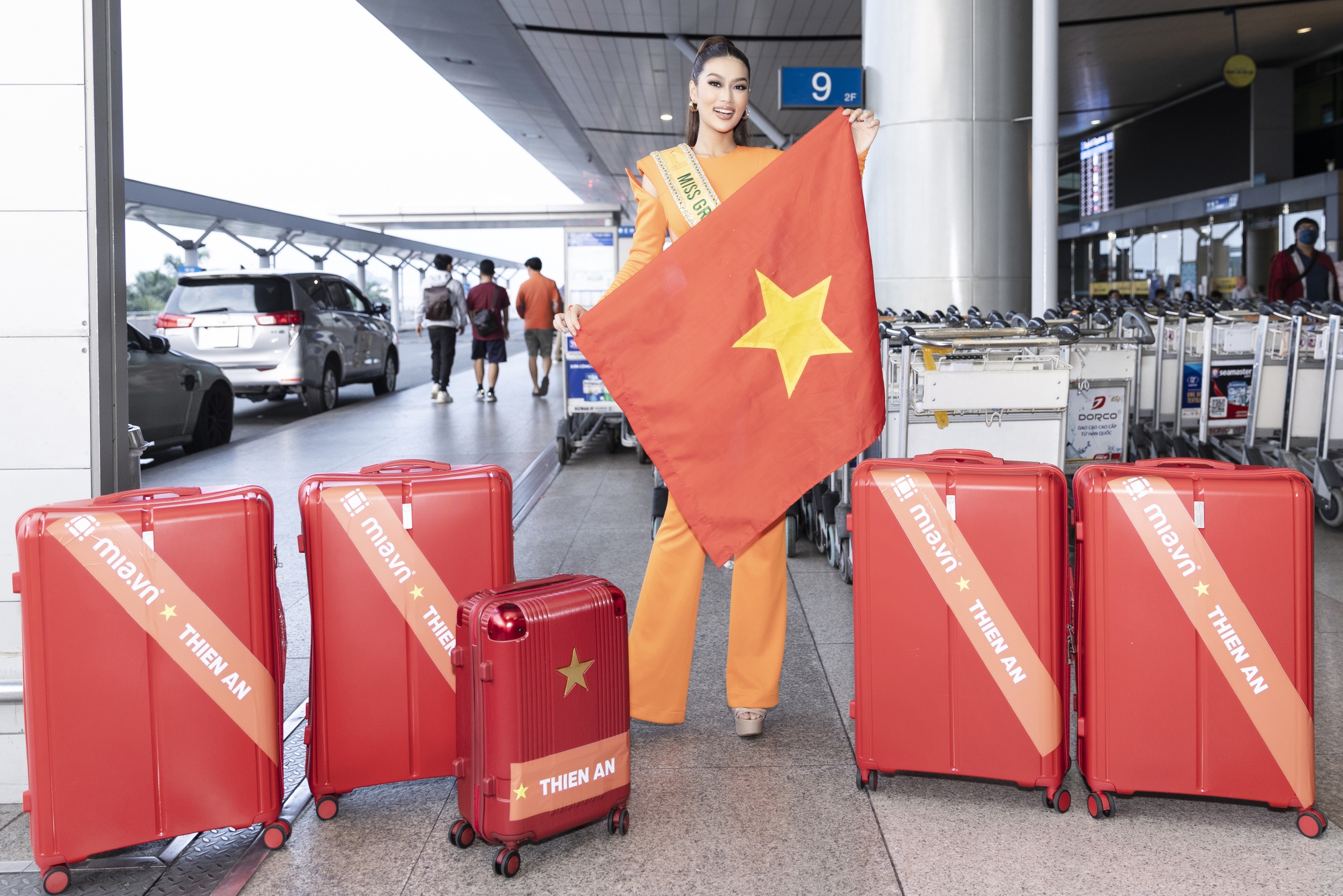 Hoa hậu Đoàn Thiên Ân bật khóc trong vòng tay bố trước thềm thi Miss Grand International 2022 - Ảnh 3.