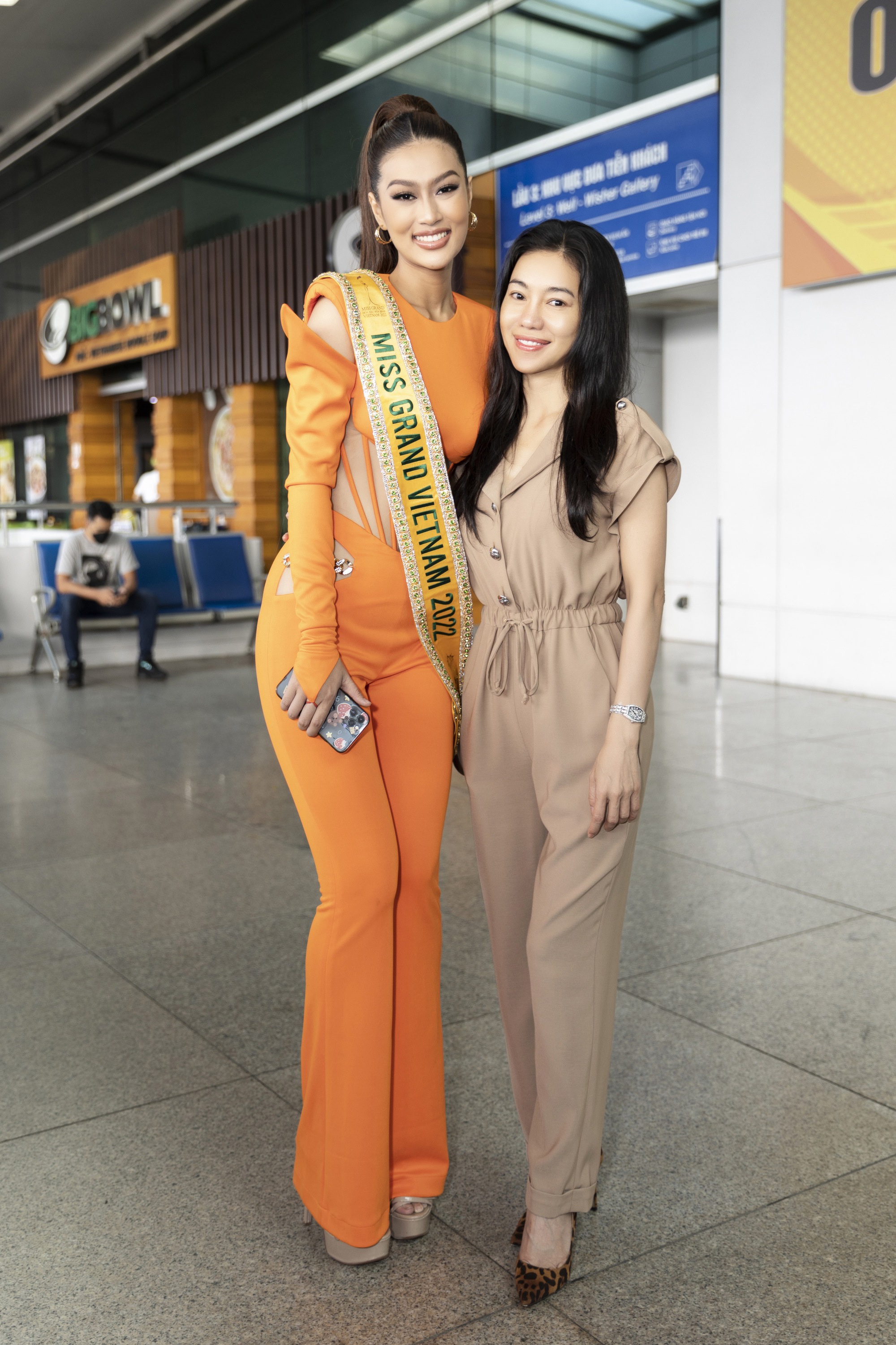 Hoa hậu Đoàn Thiên Ân bật khóc trong vòng tay bố trước thềm thi Miss Grand International 2022 - Ảnh 5.