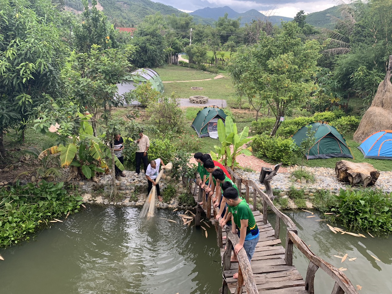 Khánh Hòa: Một ngày làm nông dân, nơi trải nghiệm thú vụ dành cho học sinh - Ảnh 2.