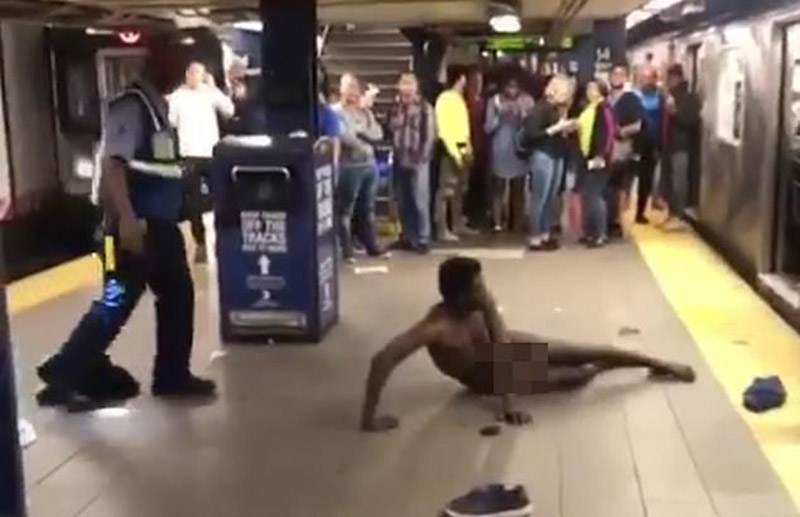 Du khách &quot;hết hồn&quot; với người khỏa thân gây náo loạn trên tàu điện ngầm New York - Ảnh 2.