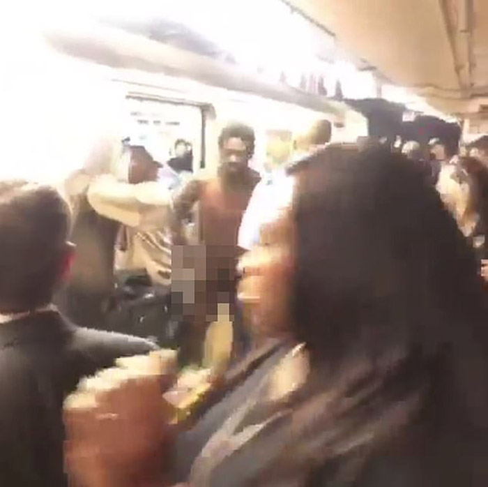 Du khách &quot;hết hồn&quot; với người khỏa thân gây náo loạn trên tàu điện ngầm New York - Ảnh 3.