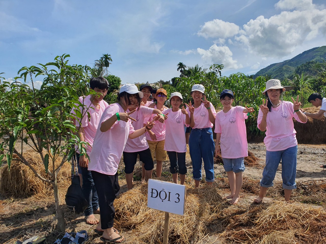 Khánh Hòa: Một ngày làm nông dân, nơi trải nghiệm thú vụ dành cho học sinh - Ảnh 3.