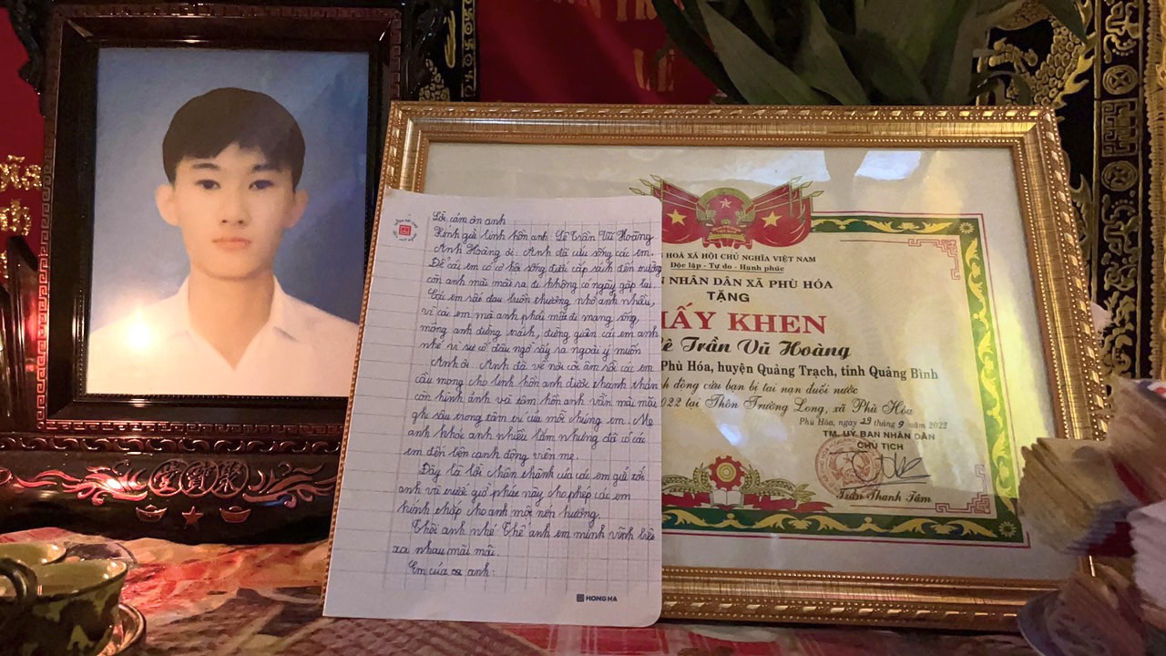 Quảng Bình: Lời tâm sự đầy nước mắt của mẹ nam sinh lớp 11 tử vong khi cứu 2 em nhỏ  - Ảnh 2.