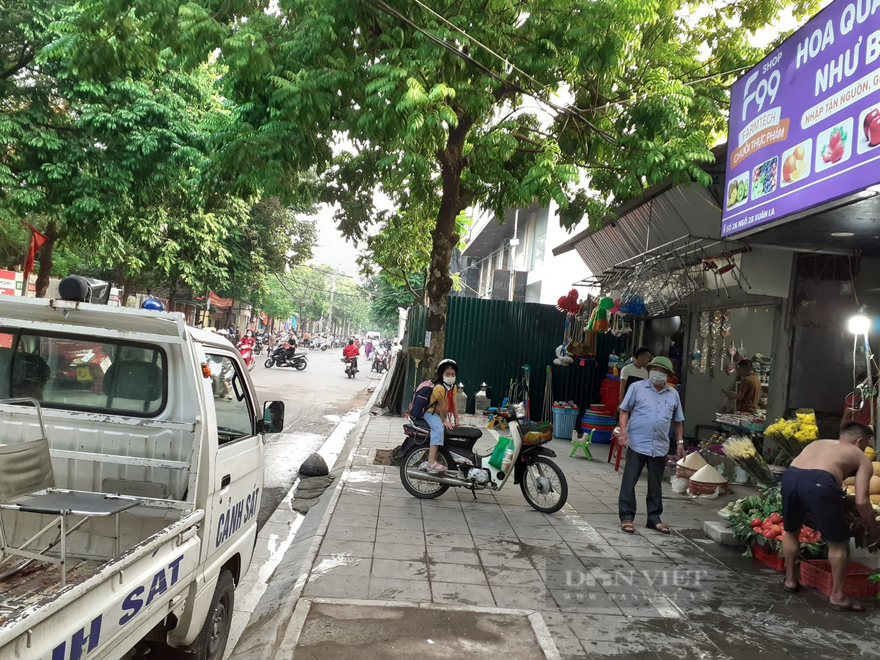 Sau phản ánh của Dân Việt, “chợ đuổi” Xuân La bị xóa xổ, đường thông, hè thoáng - Ảnh 2.