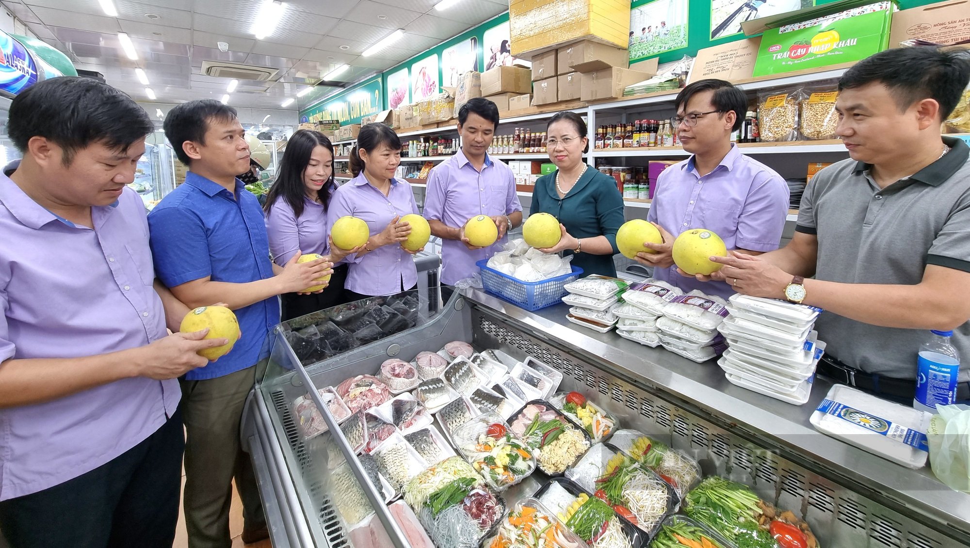 Phó Chủ tịch Hội Nông dân Việt Nam Bùi Thị Thơm ấn tượng với cửa hàng Nông sản an toàn Sông Vân - Ảnh 2.