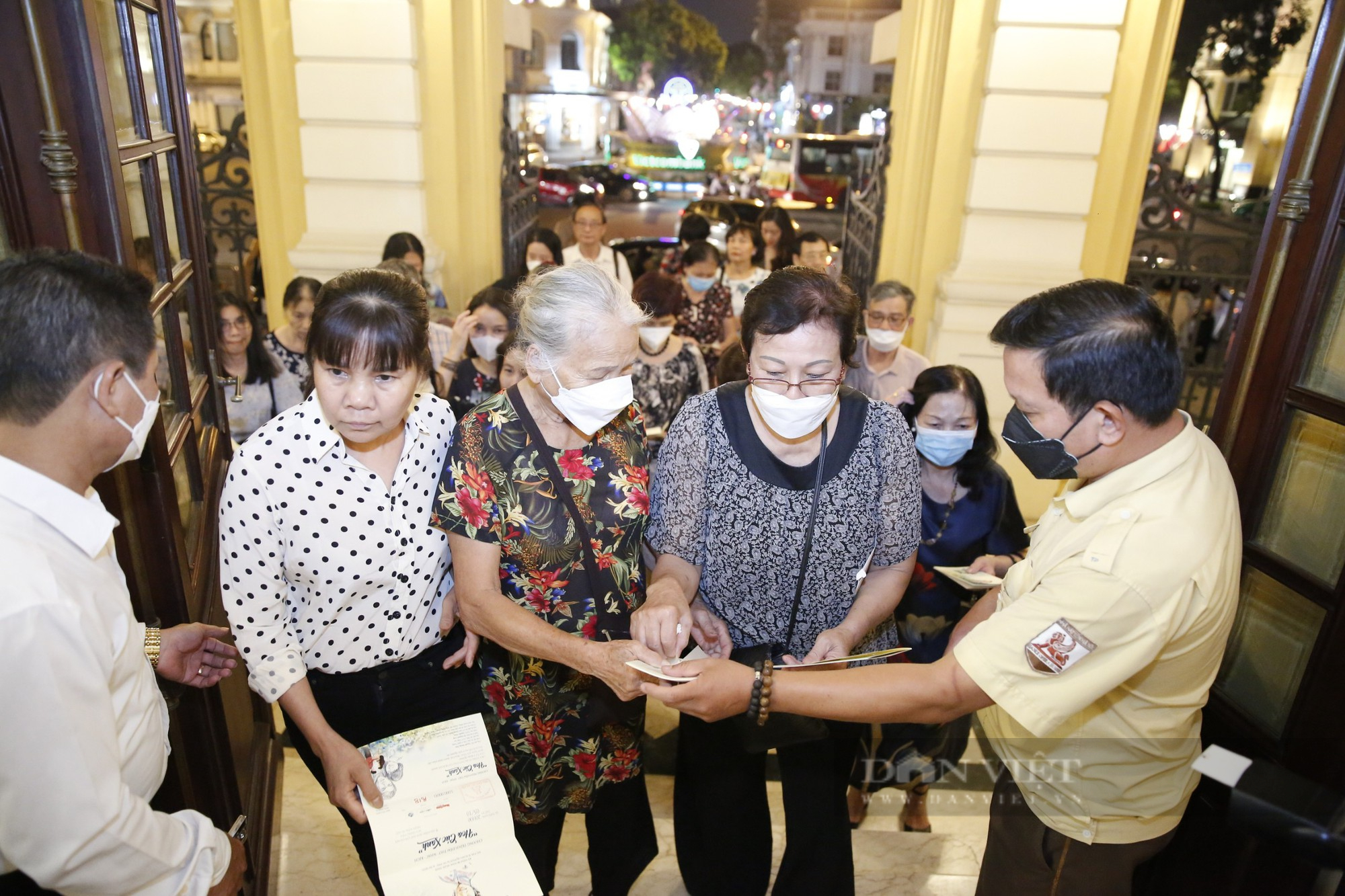 Người hâm mộ vượt hàng nghìn cây số ra Hà Nội xem đêm thơ-nhạc-kịch &quot;Hoa cúc xanh&quot; - Ảnh 5.