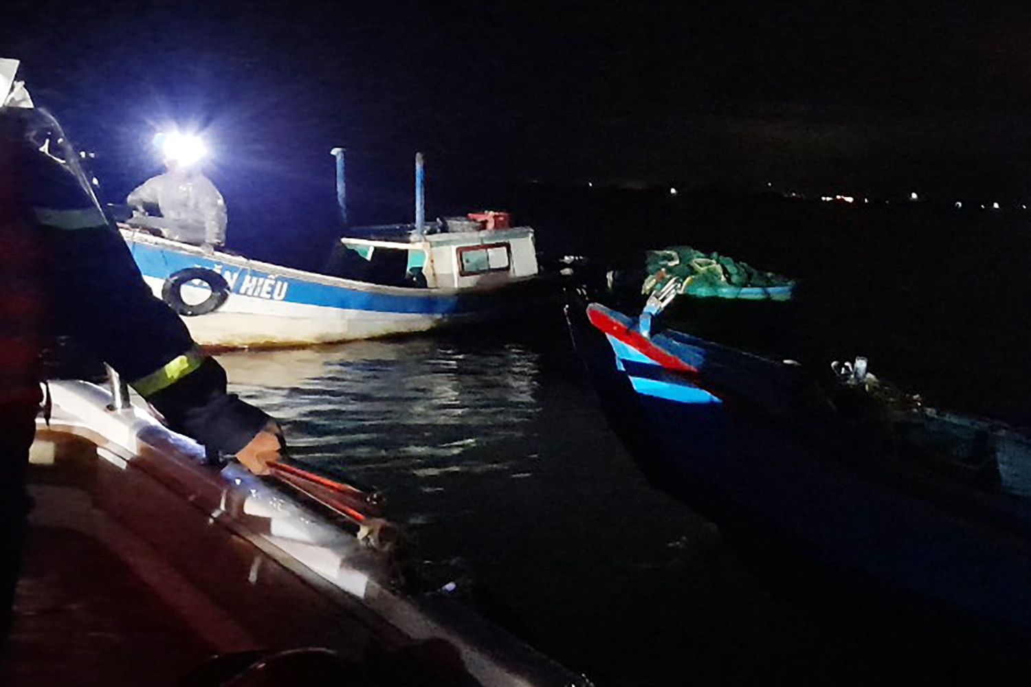 Khánh Hòa: Trắng đêm tìm người mất tích trên ghe chở hàu  - Ảnh 1.