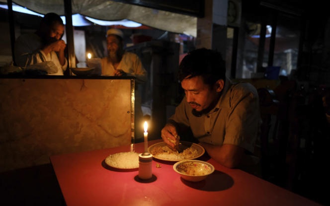 80% Bangladesh mất điện, 130 triệu người bị ảnh hưởng