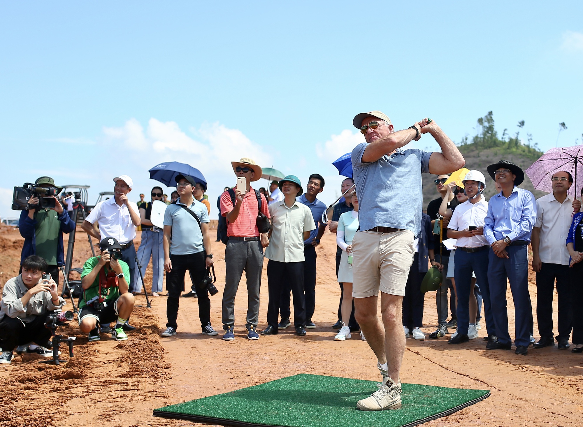 Cú swing đầu tiên của huyền thoại Greg Norman tại sân golf Văn Lang Empire - Ảnh 1.