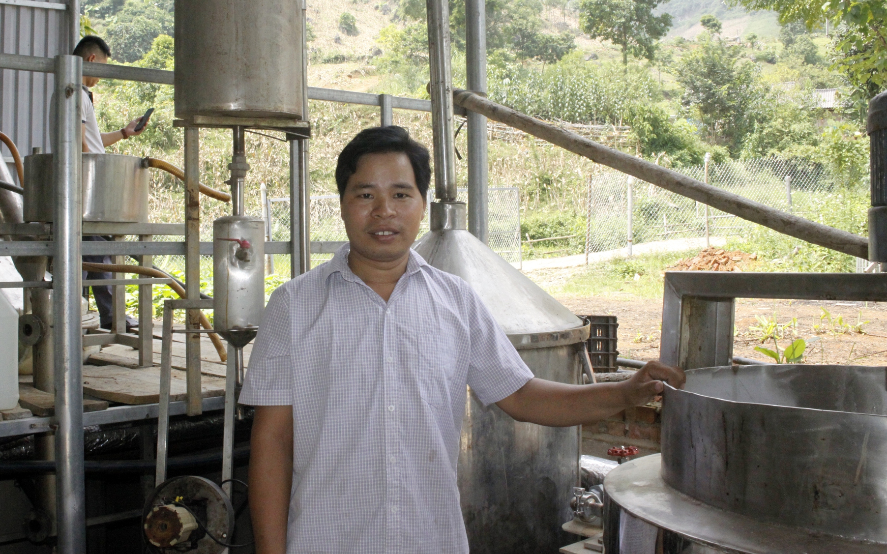 Trai 8X dân tộc Giáy ở Lào Cai nấu tinh dầu thơm khắp làng, thu tiền tỷ/năm là Nông dân Việt Nam xuất sắc 2022