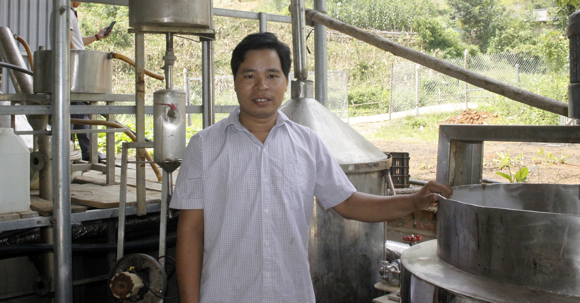 Trai 8X dân tộc Giáy ở Lào Cao nấu tinh dầu, thu tiền tỷ là Nông dân Việt Nam xuất sắc 2022